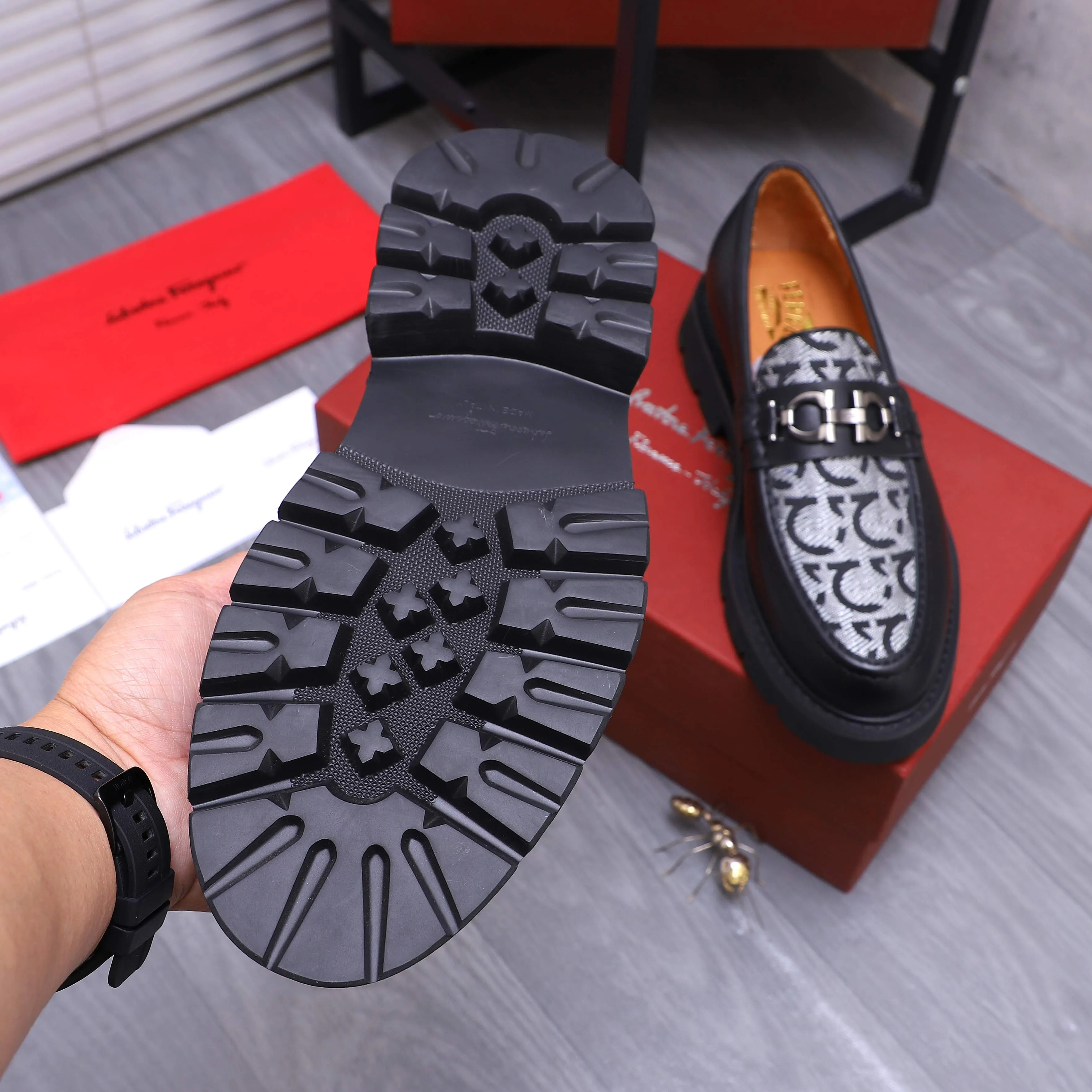 Men's shoes 💰680 Product trademark: Ferragamo " Ferragamo ] Business slip-on leather shoes Regular size: 39-44 (45 is custom-made and non-returnable) Product materials: Selected cowhide stitching woven upper, cowhide lining, original outsole
